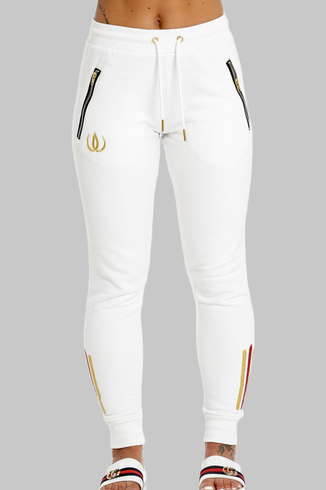 Twee goudkleurige ritszakken op de witte joggers, strikkoorden met gouden uiteinden en een gouden logo op het been.