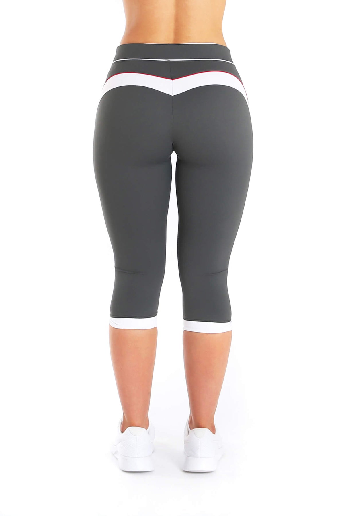 De achterkant van de caprilegging met een wit, schuin vlak over de taille en witte randen bij de knieën.