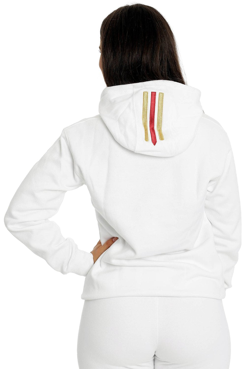 Achterkant van de witte hoodie met twee goudstrepen en een rode langs de capuchon.