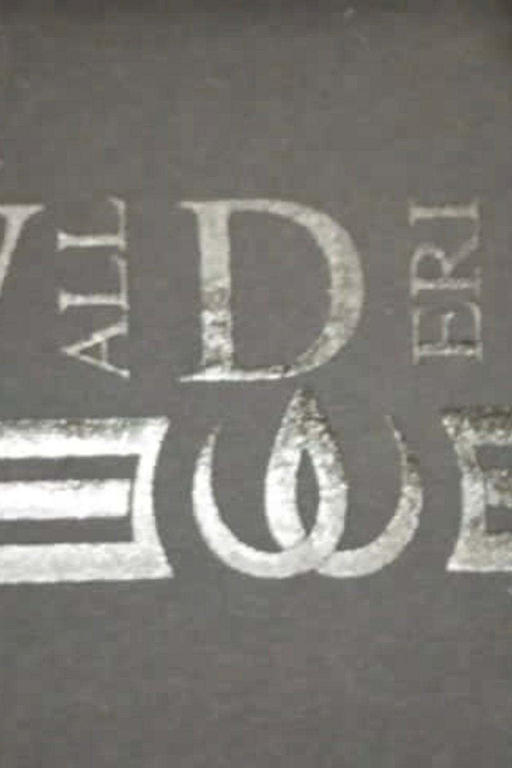 Het logo gedrukt in dezelfde donkere tint als de stof, met letters en twee strepen rond het symbool.
