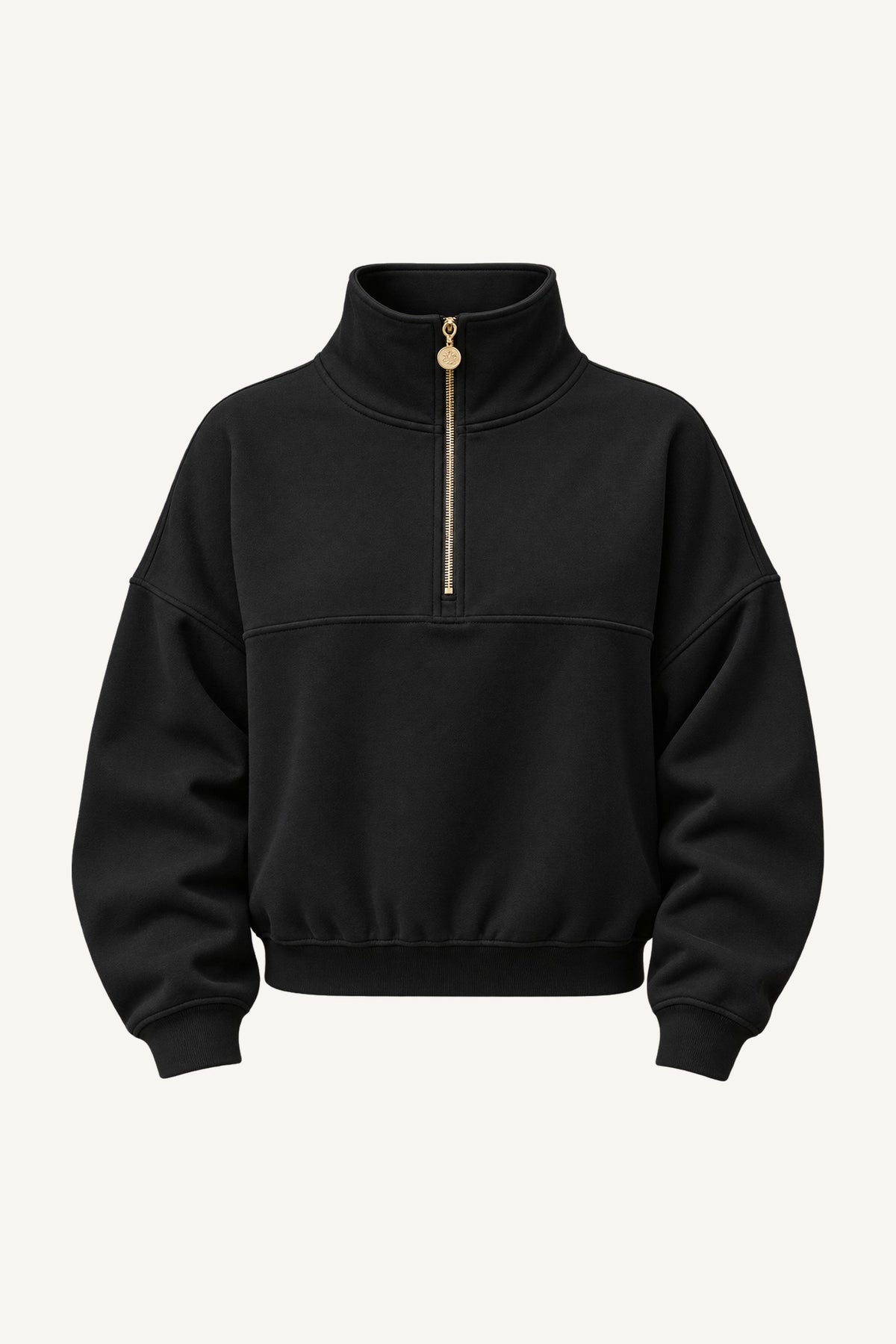 Edge Cozy Half Zip Sweater vrijstaand. Zwarte trui met hoge kraag, goudkleurige rits tot op de borst en brede boord onderaan.