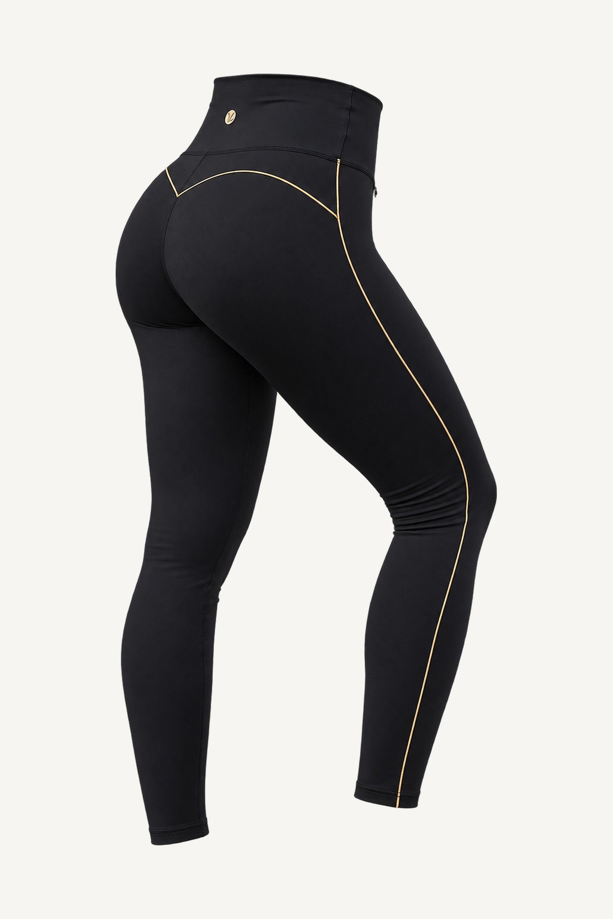 Slimline FlexFlow Träningstights Svart/Guld vrijstaand, schuin van achteren. Eén enkele gouden lijn langs het been en een goudkleurig plaatje bij de taille.