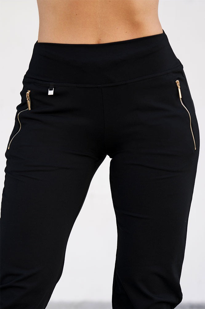 De brede tailleband met twee goudkleurige ritsen en een klein label bij de zak.
