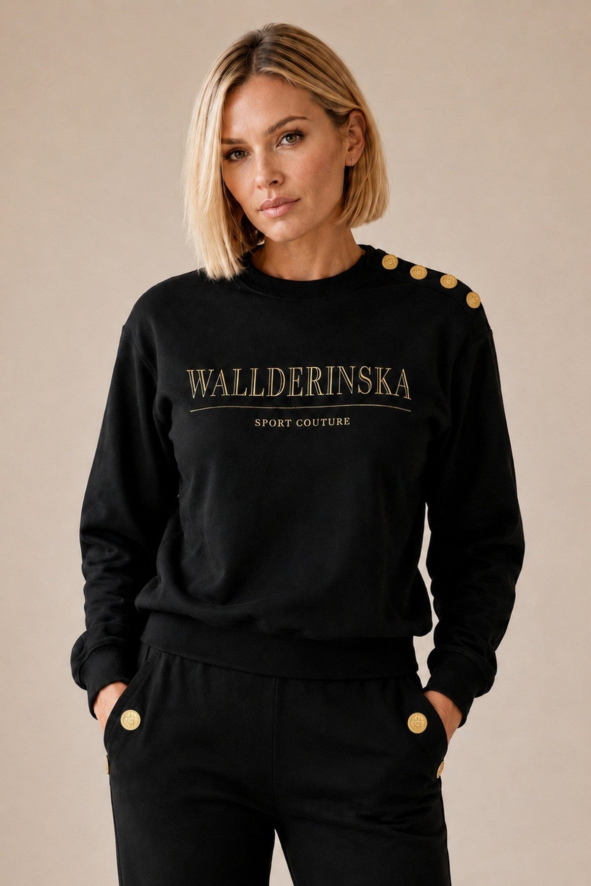 Edge Gold Button sweater en Edge Gold Button broek in zwart met vier gouden knopen op de schouder