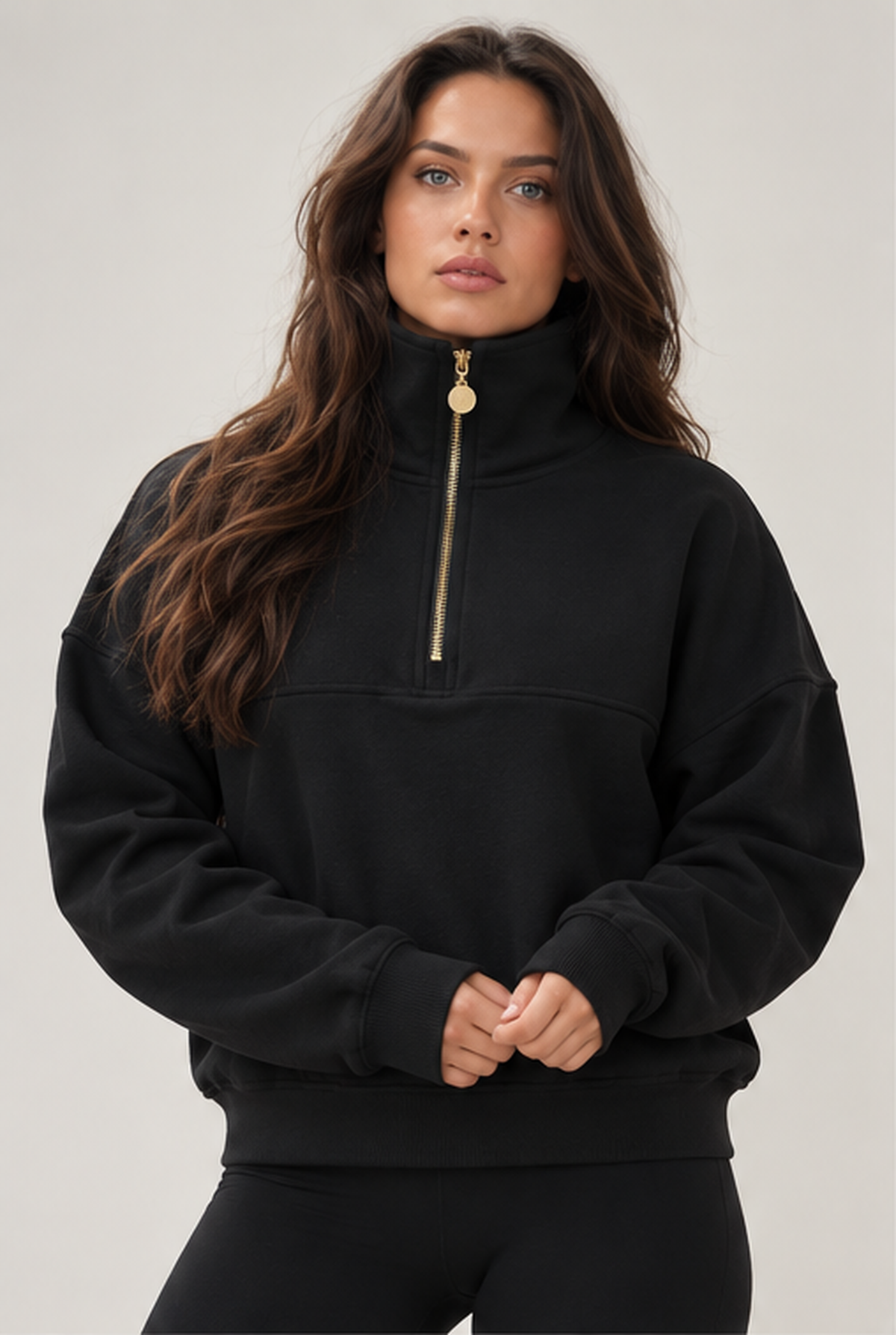 Edge Cozy Half Zip Sweater in zwart van voren, hoge kraag en goudkleurige rits tot op de borst.