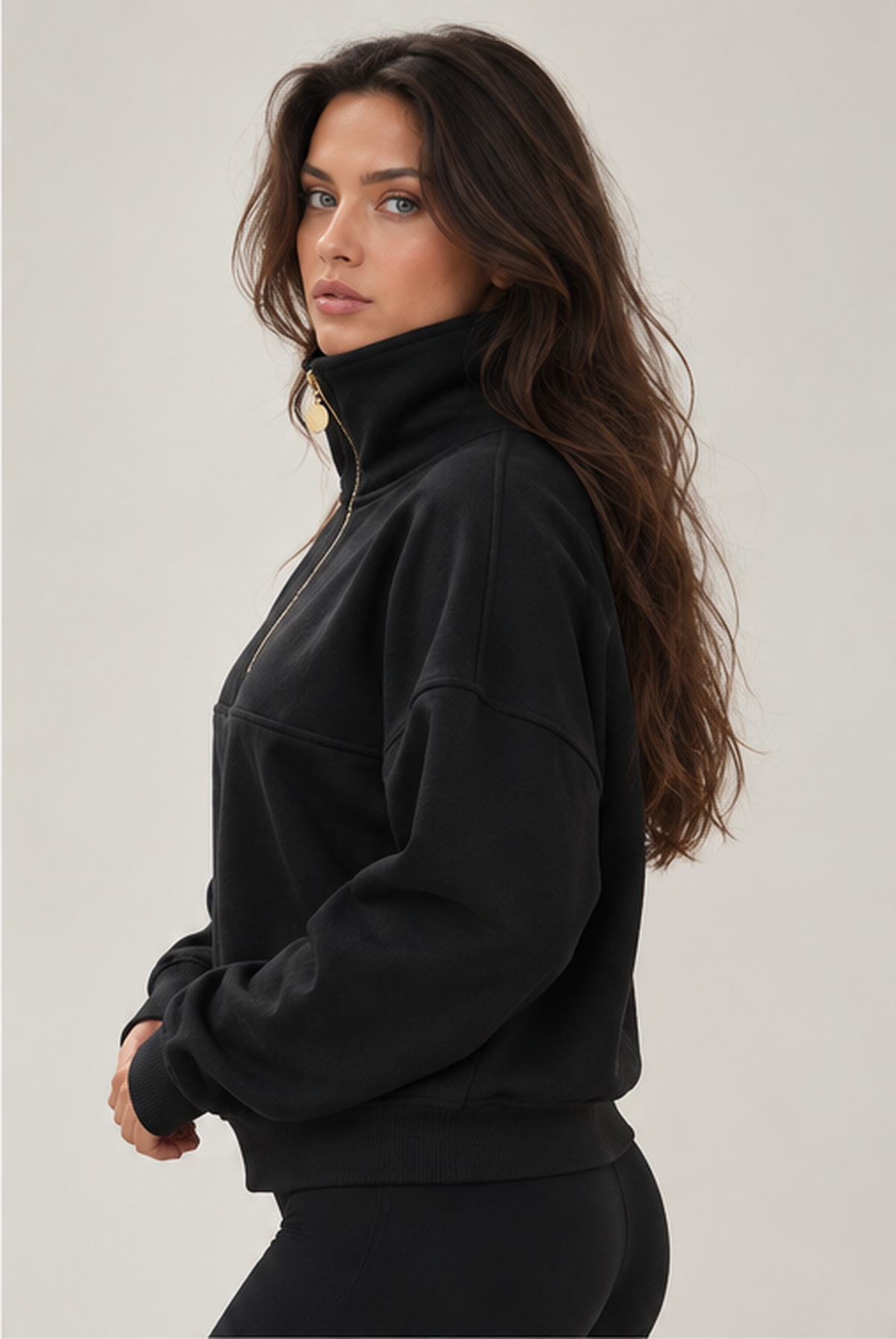 De sweater van opzij, met verlaagde schoudernaden en een brede boord onderaan.