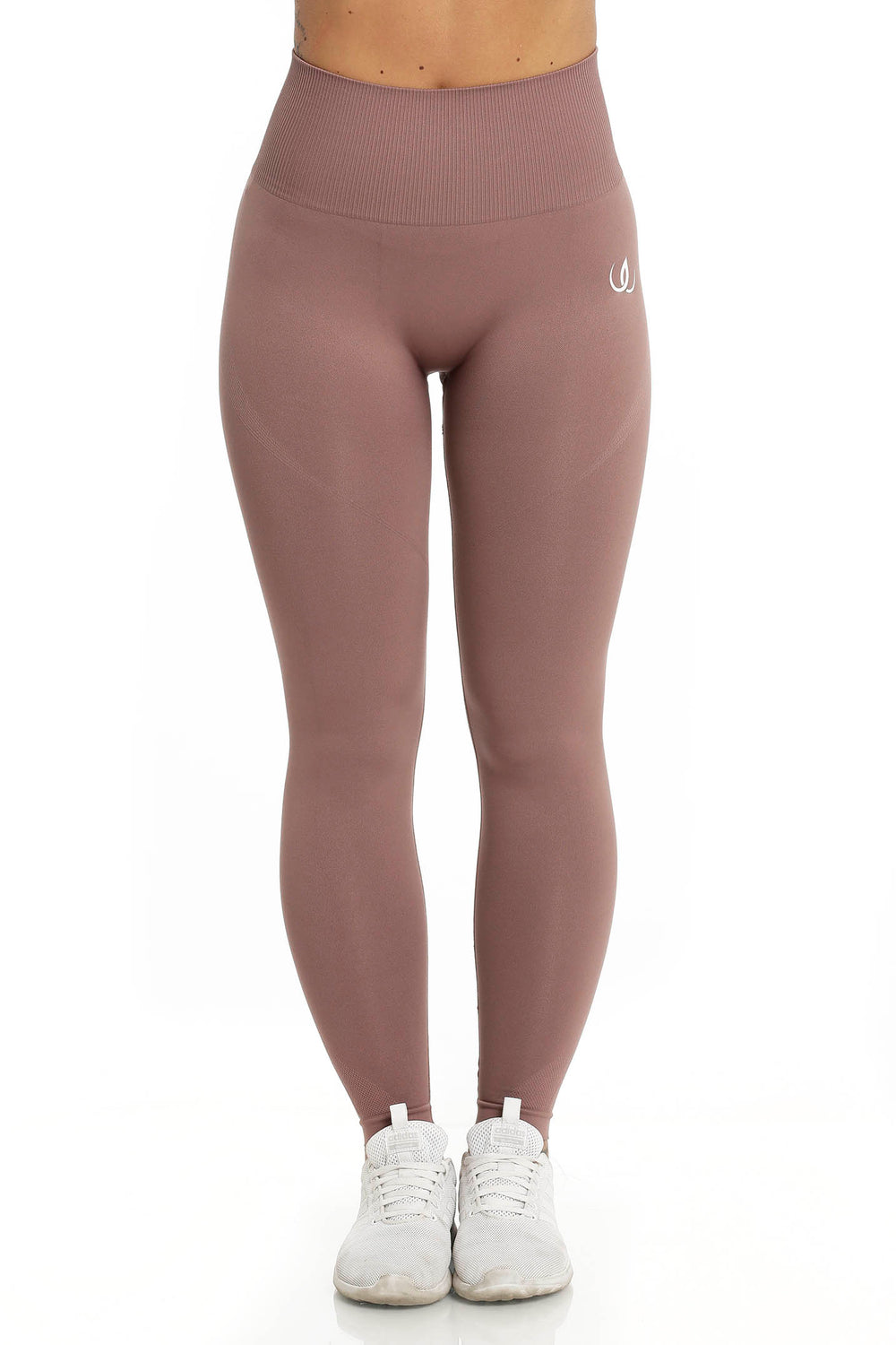 Een wit logo zit op de heup van de rozebruine legging, de tailleband geribbeld en hoog.