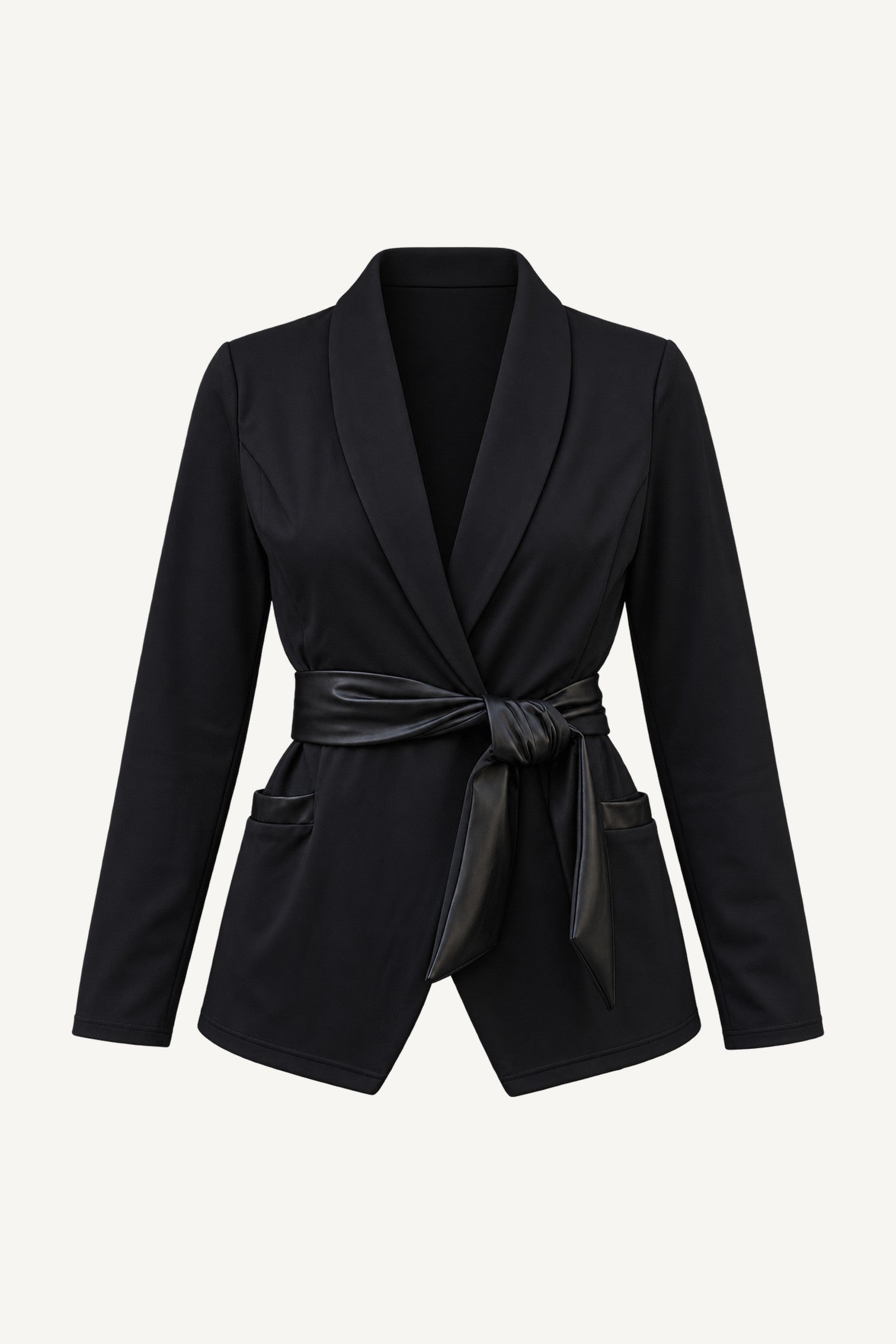 Edge Blazer vrijstaand. Zwarte blazer met sjaalkraag, geknoopte ceintuur in de taille en zakken aan de voorkant.