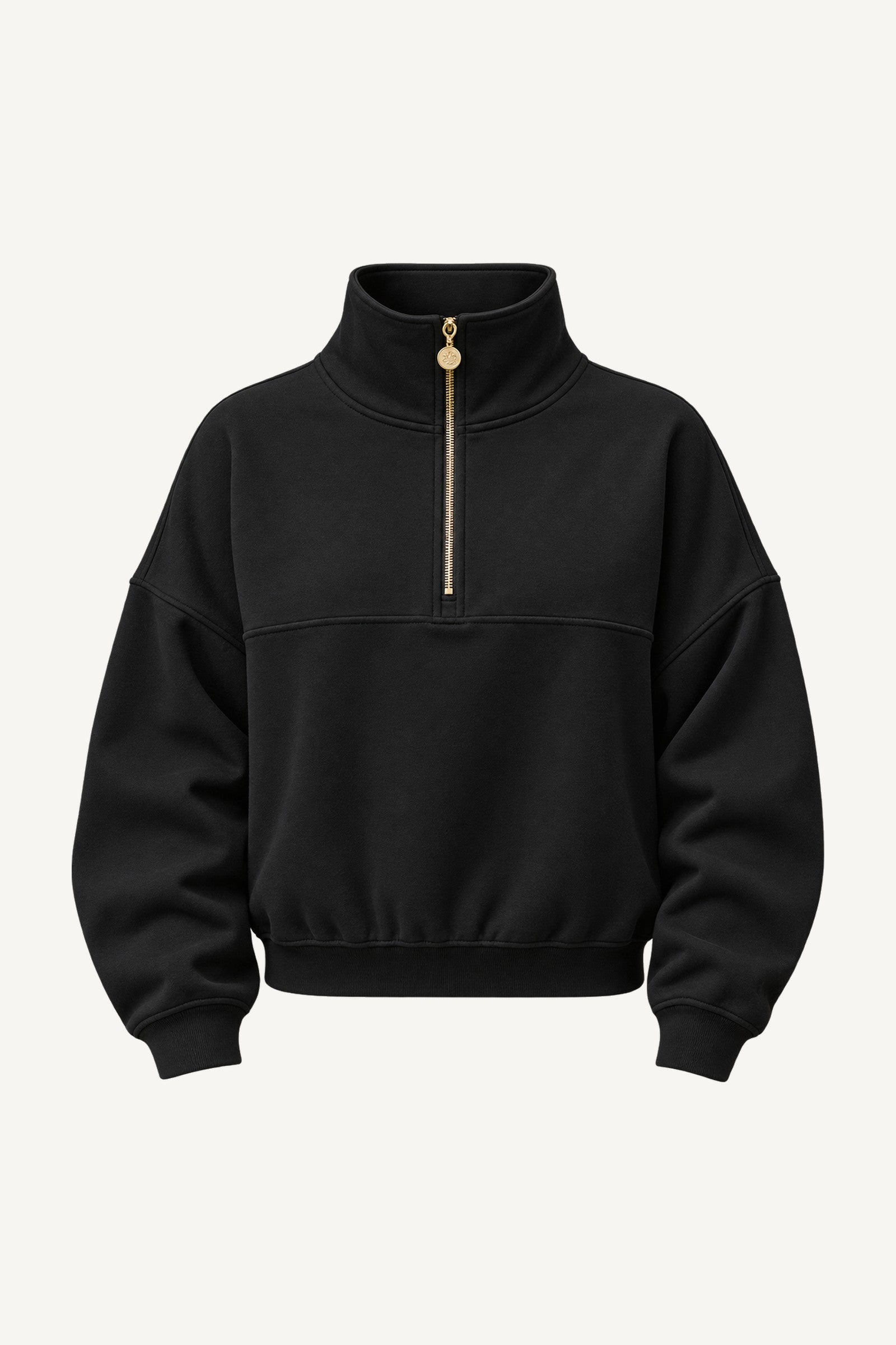 Edge Cozy Half Zip Sweater vrijstaand. Zwarte trui met hoge kraag, goudkleurige rits tot op de borst en brede boord onderaan.