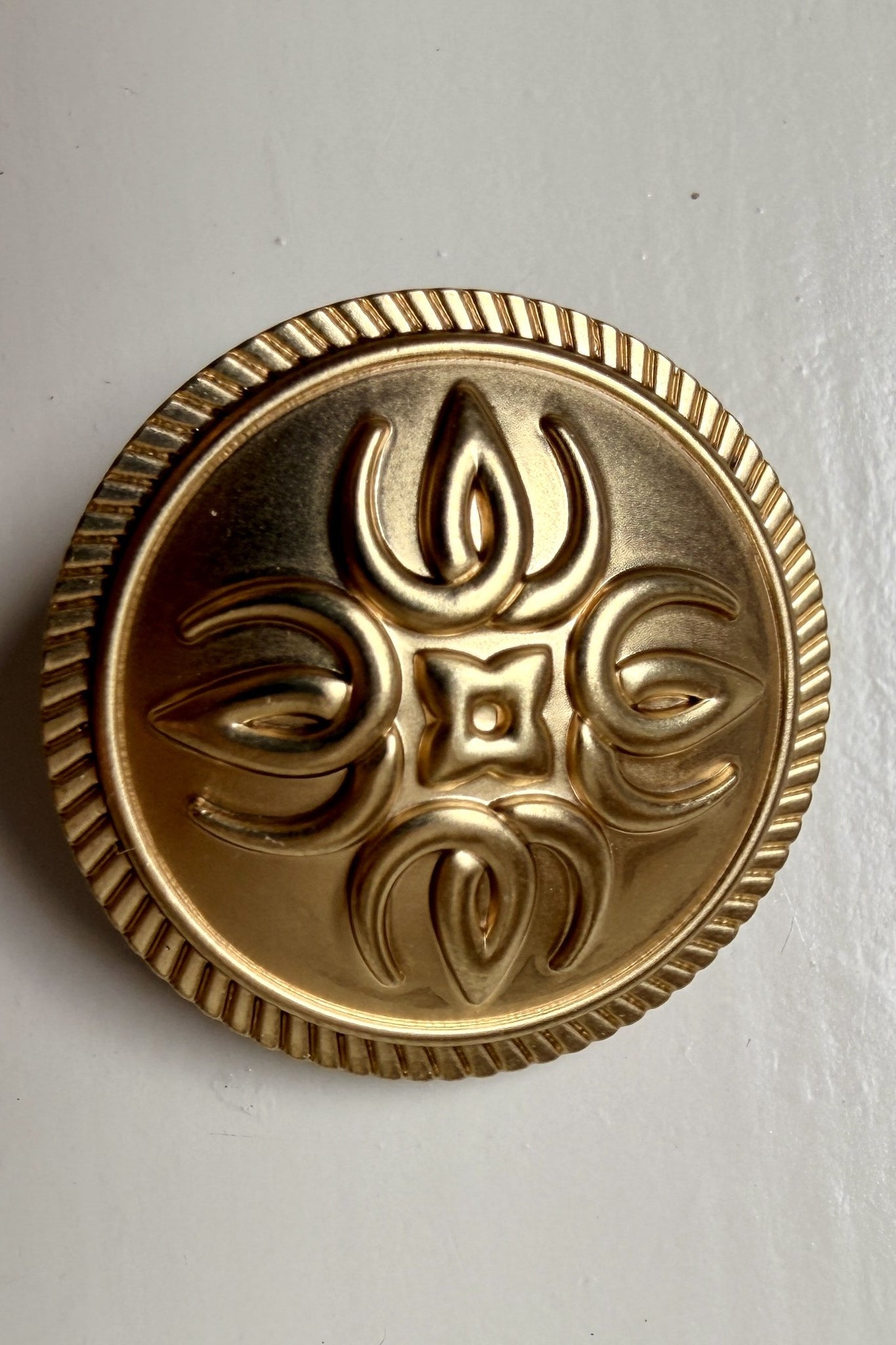 Close-up van de gouden knoop, Wallderinska's V in vier richtingen die een bloem vormen