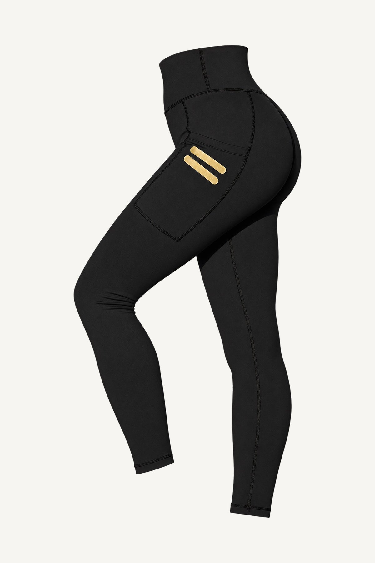 Iconic Stripe Tights Med Fickor vrijstaand, schuin van voren. Zakken op beide benen met twee korte gouden strepen.